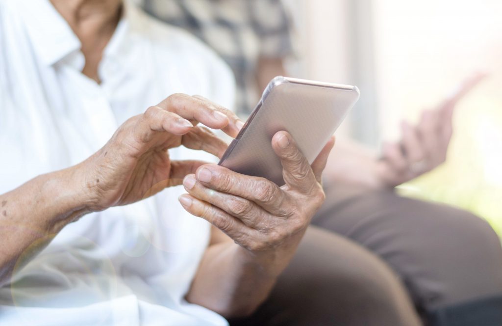 benefits-of-seniors-using-social-media-american-baptist-homes-of-the